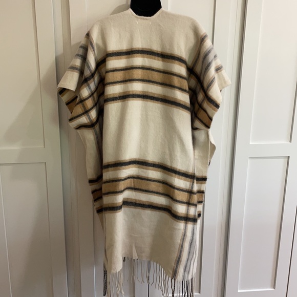 Beautiful plaid poncho o/s “Do Everything in Love” - Picture 5 of 6